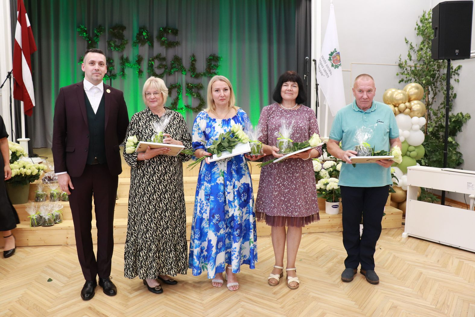 Direktors ar pateicības rakstu saņēmējiem