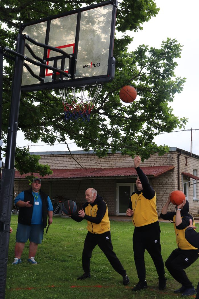 Dalībnieki spēlē basketbolu