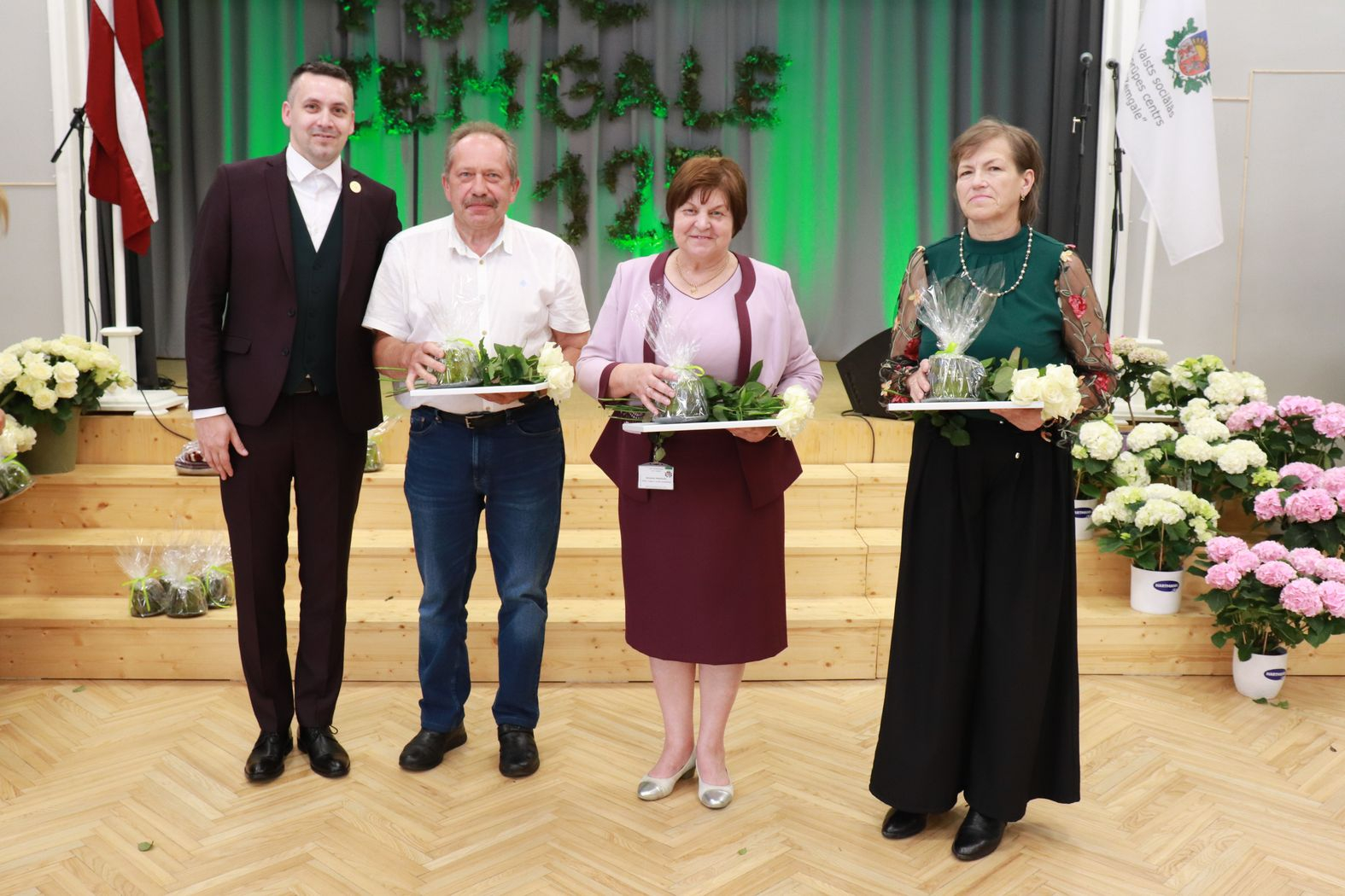 Direktors ar pateicības rakstu saņēmējiem