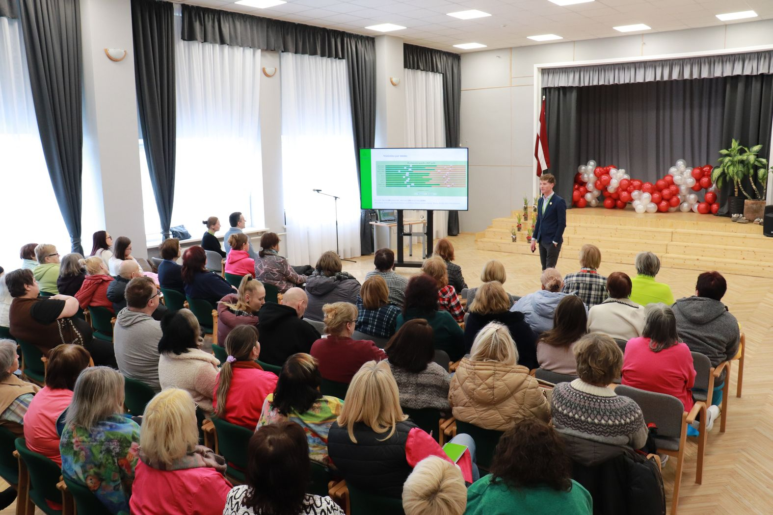 Zālē sēž darbinieki, priekšā struktūrvienības vadītājs vada kopsapulci