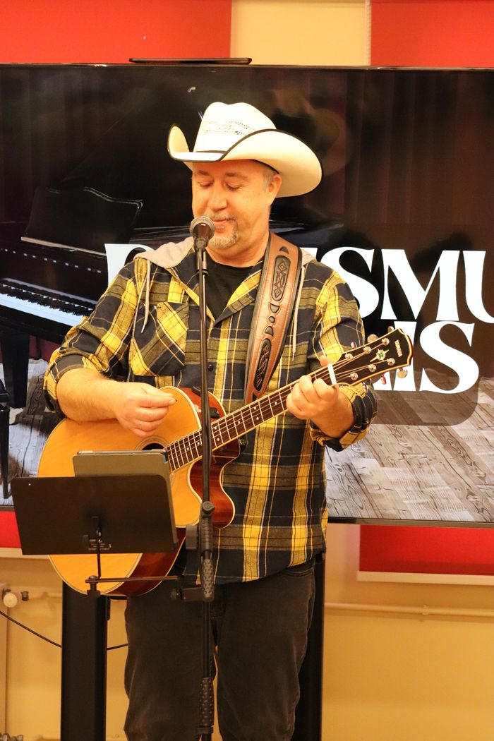 Pasākuma viesis dziedātājs Jānis Krūmiņš ar ģitāru