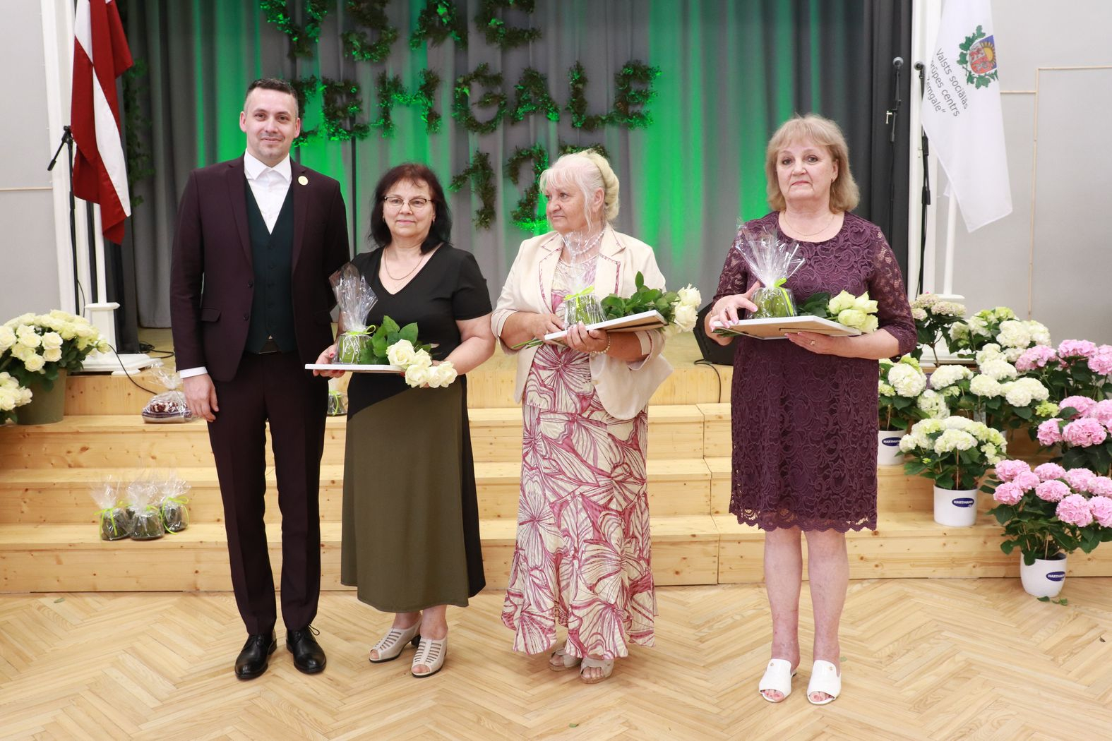 Direktors ar pateicības rakstu saņēmējiem