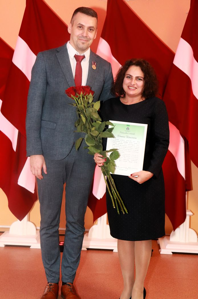 Apbalvojumu saņēmušais darbinieks bildē ar iestādes direktoru