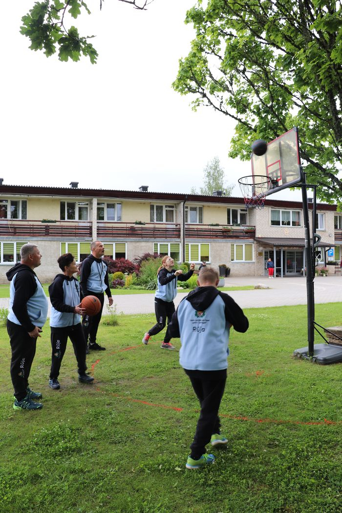 Dalībnieki spēlē basketbolu