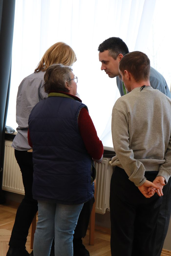 Iestādes direktors sarunājas ar iestādes iedzīvotājiem un atbild uz viņu jautājumiem