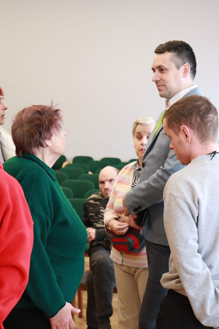 Iestādes direktors sarunājas ar iestādes iedzīvotājiem un atbild uz viņu jautājumiem