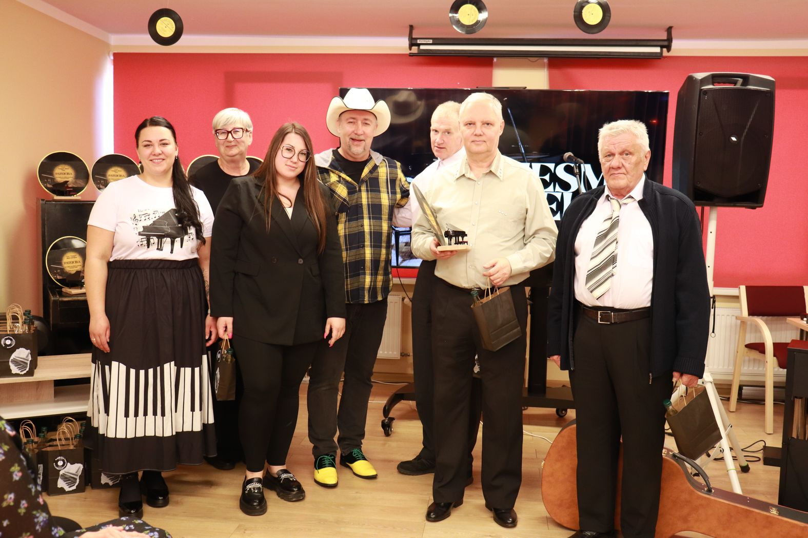 Dalībnieku komandas kopbilde ar balvām un pateicību par dalību