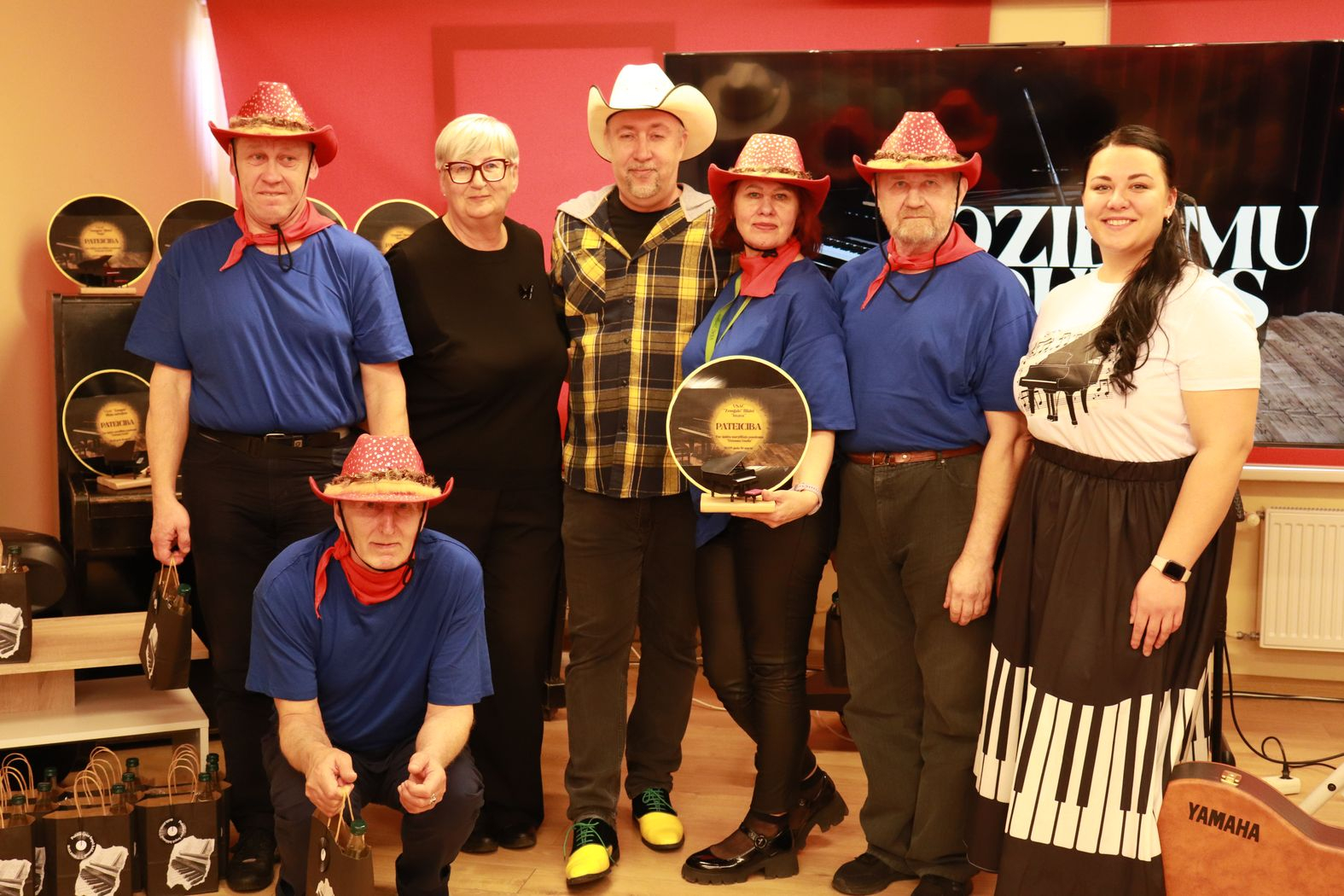 Dalībnieku komandas kopbilde ar balvām un pateicību par dalību