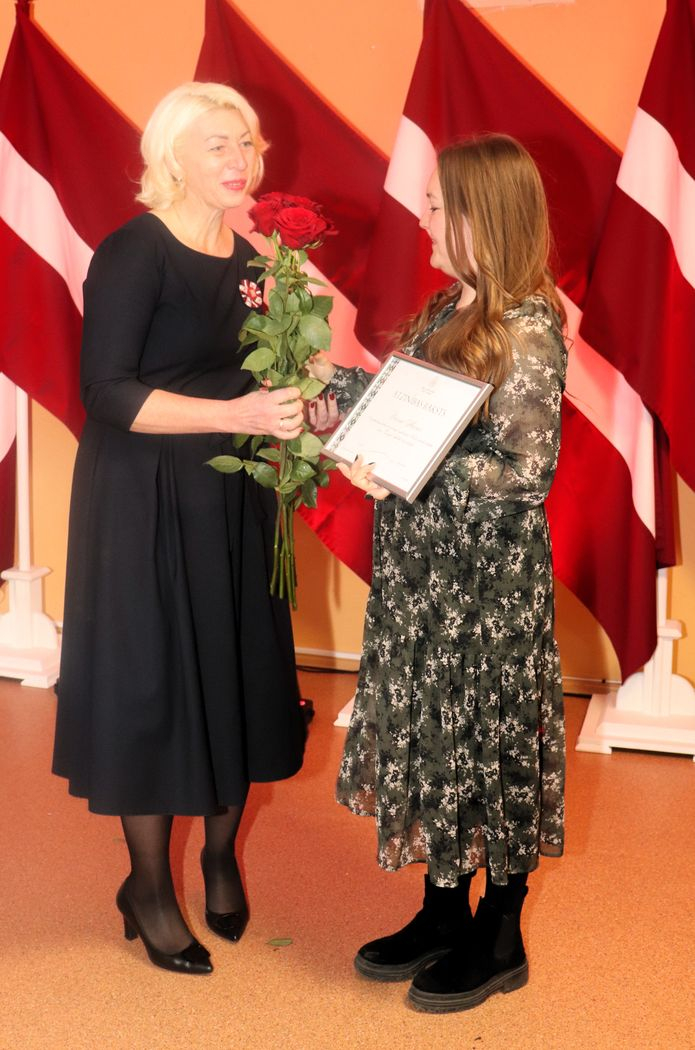 Apbalvojumu saņēmušais darbinieks bildē ar iestādes direktora vietnieci