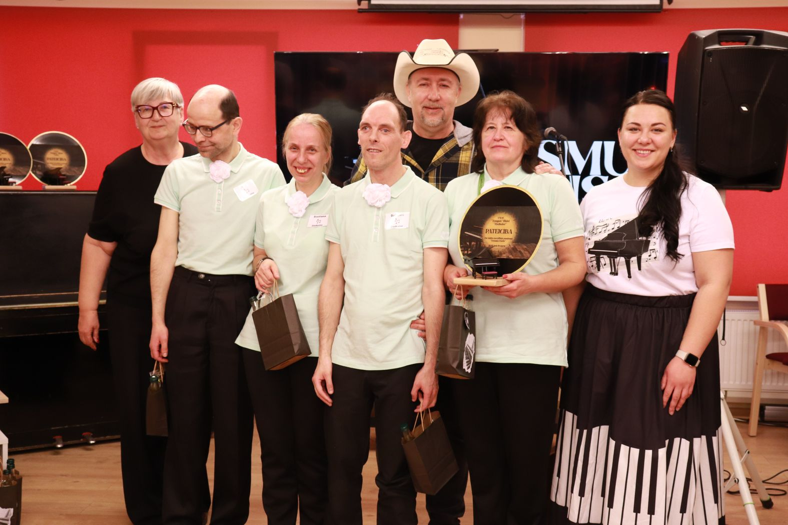 Dalībnieku komandas kopbilde ar balvām un pateicību par dalību