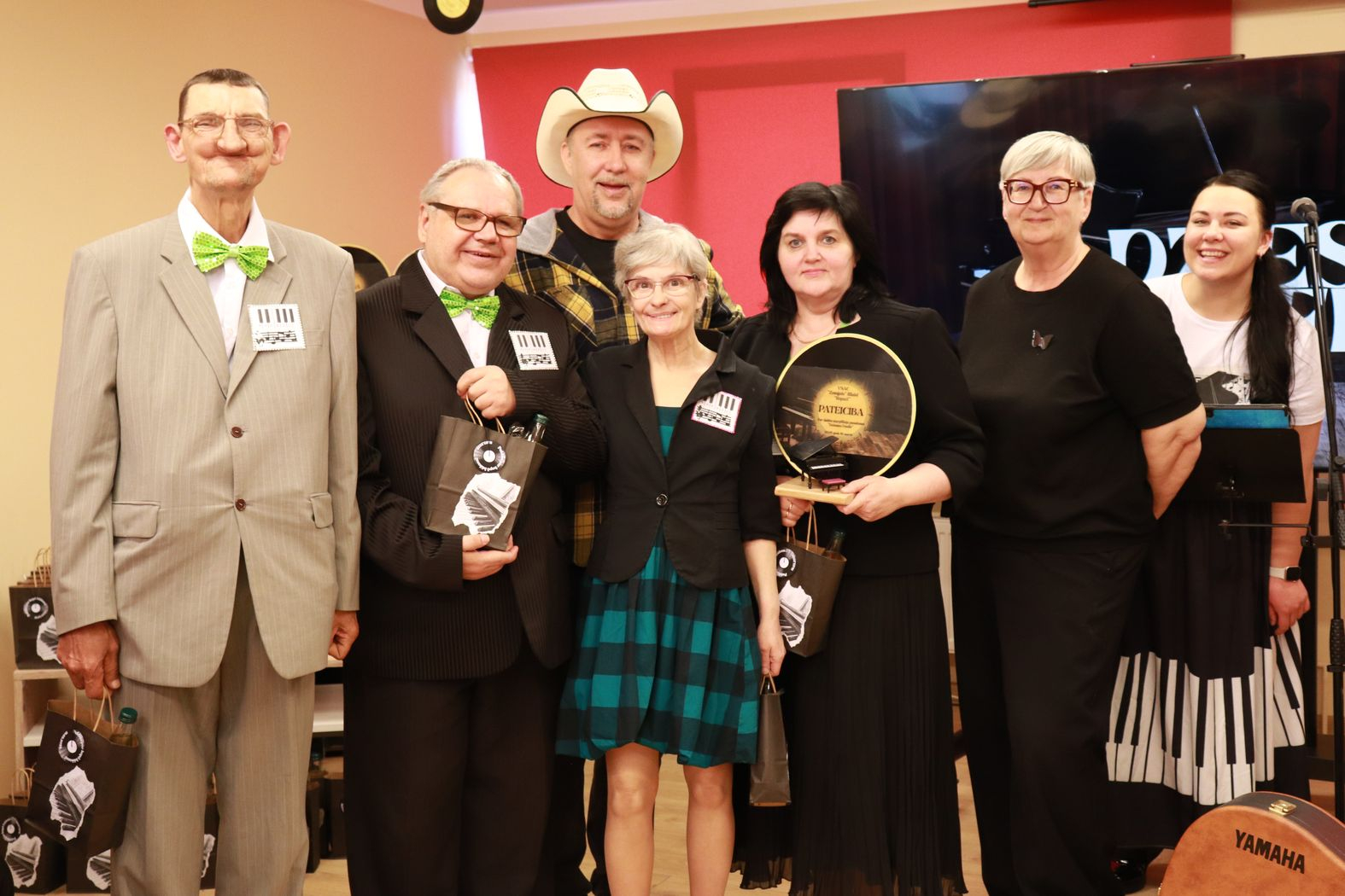 Dalībnieku komandas kopbilde ar balvām un pateicību par dalību