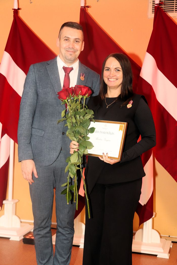 Apbalvojumu saņēmušais darbinieks bildē ar iestādes direktoru