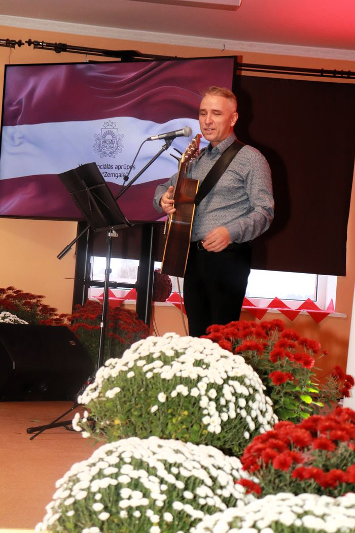 Uz skatuves dziedātās Atis Zviedrs ar ģitāru