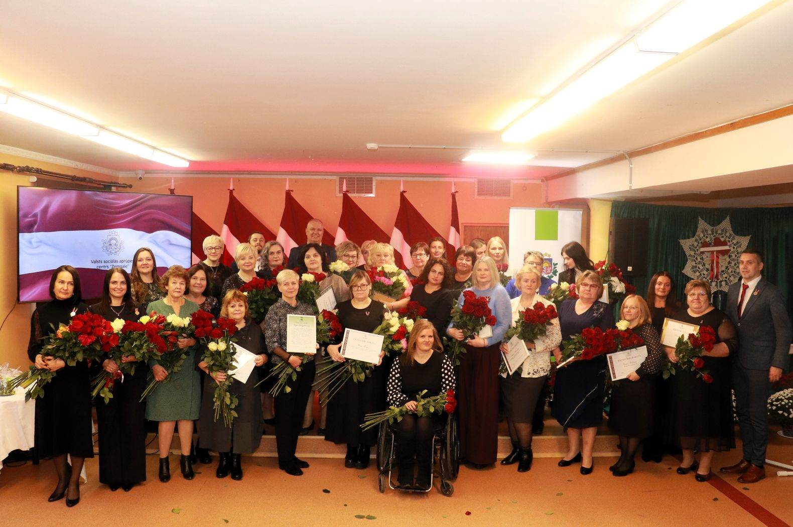 Apbalvojumu saņēmušo darbinieku kopbilde ar direktoru