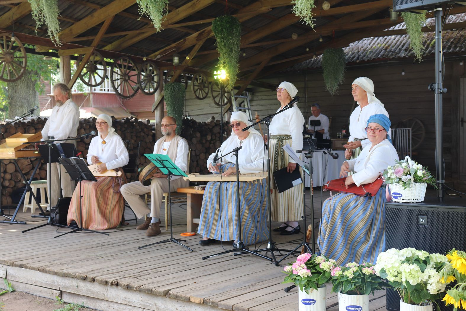 Pasākuma viesi folkloras kopa