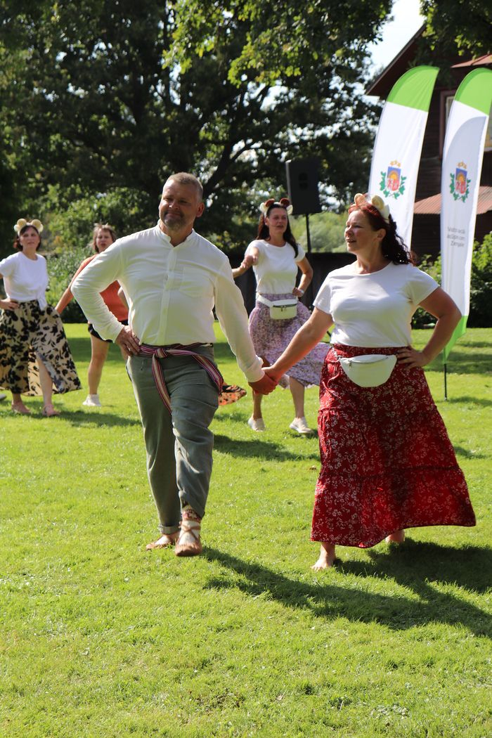 Pasākuma dalībnieki dejo tautas dejas