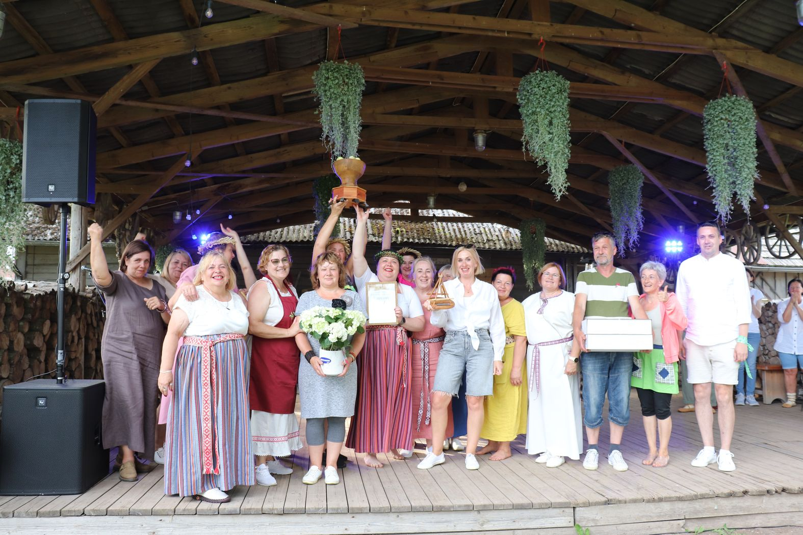 Pirmās vietas ieguvēji filiāle Lielbērze uz skatuves
