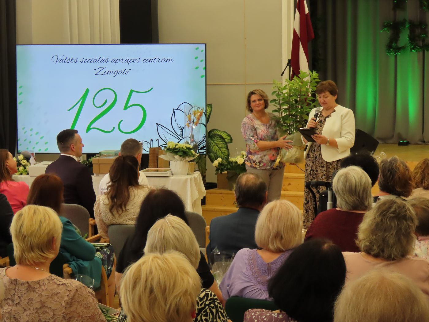 sadarbības partneri sveic iestādi jubilejā