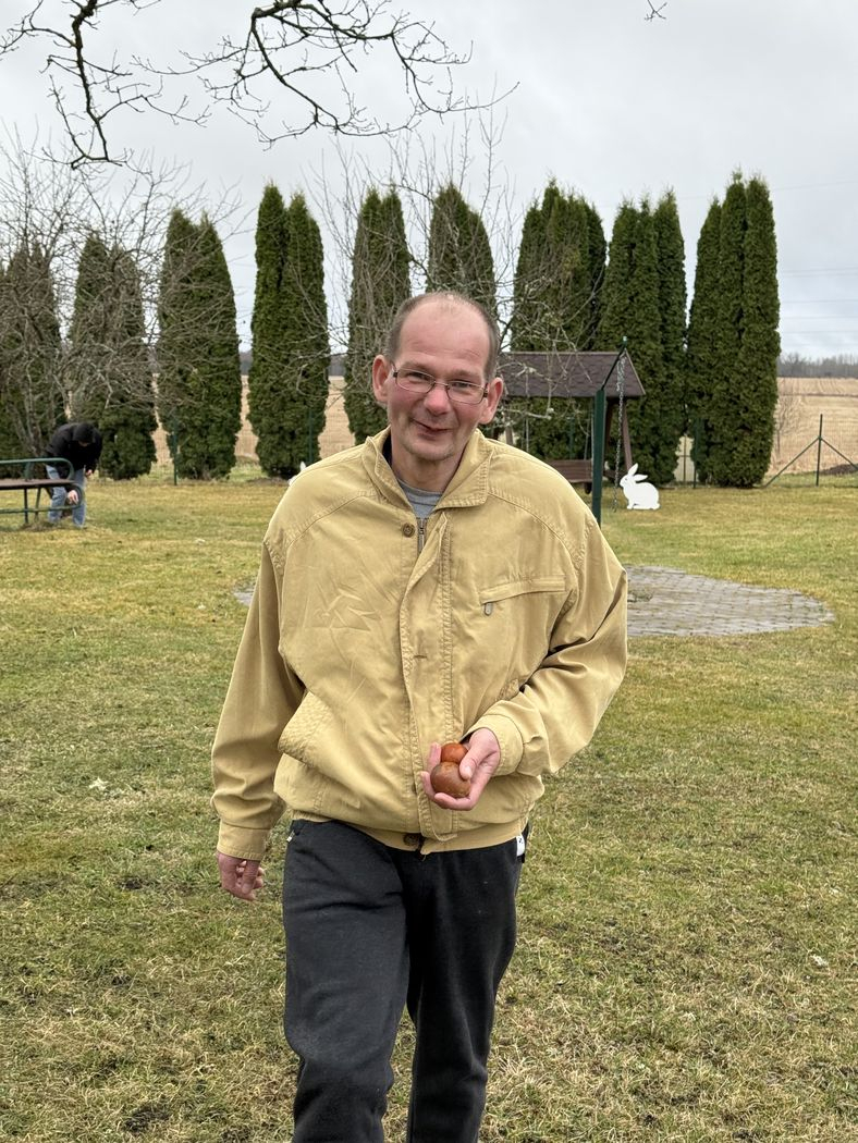 Smaidīgs vīrietis ar savu guvumu atrastām lieldienu olām