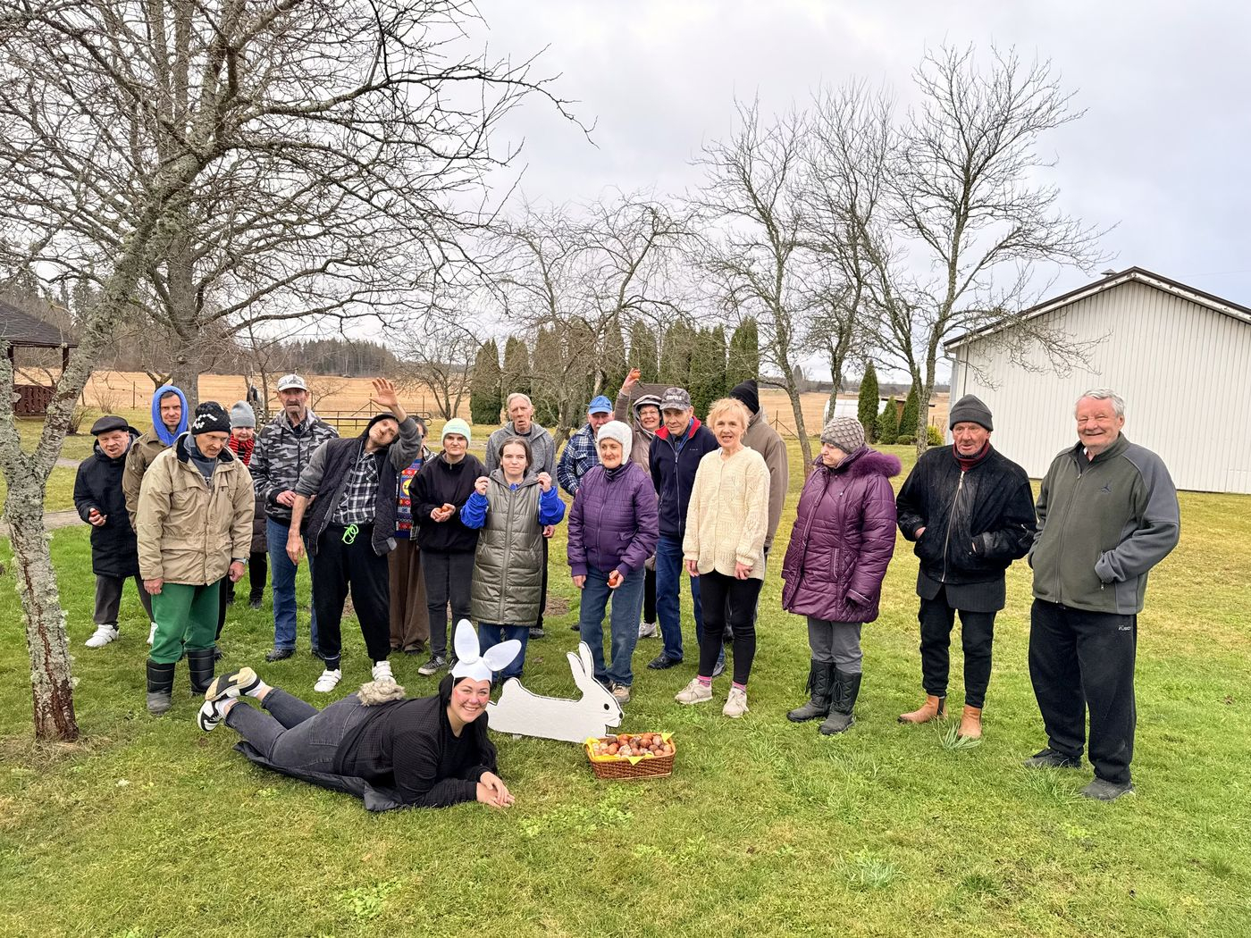 Lieldienu svinētāju kopbilde ārā