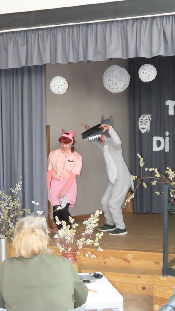 Uzstājas dalībnieki, tēlo sivēnu un vilku