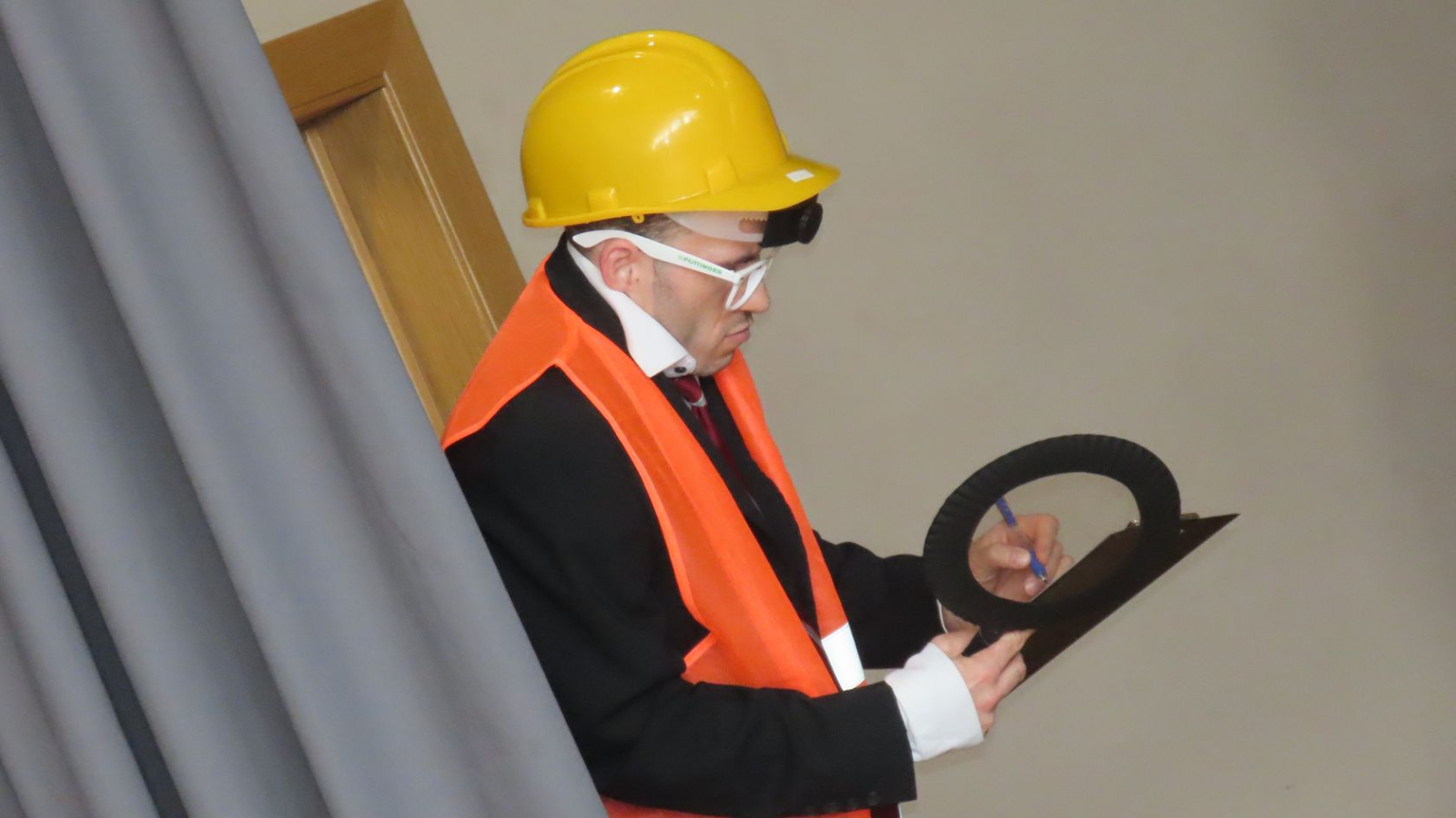 Pasākuma dalībnieks tēlo būvuzraugu