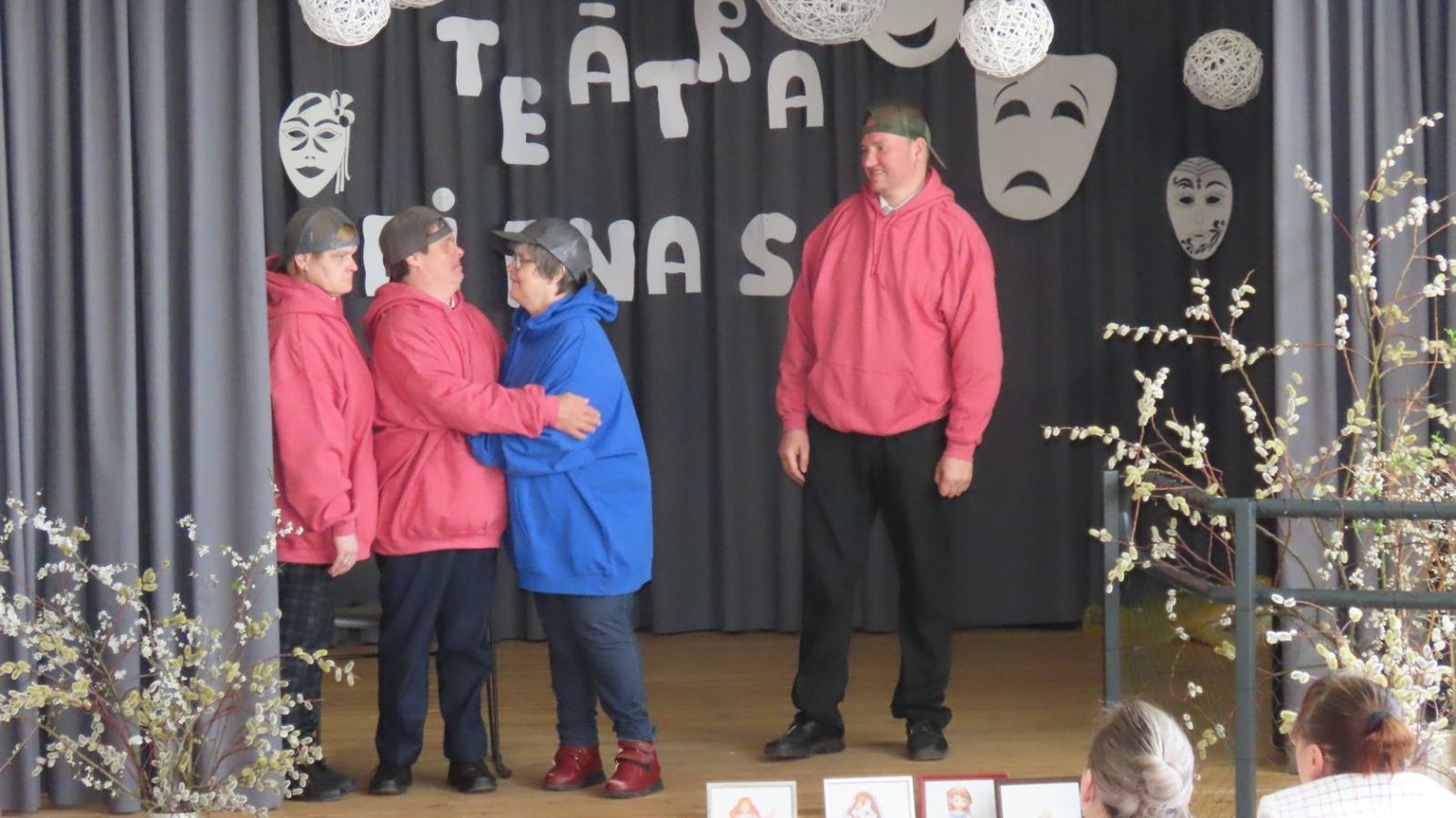 Pasākuma dalībnieki uz skatuves