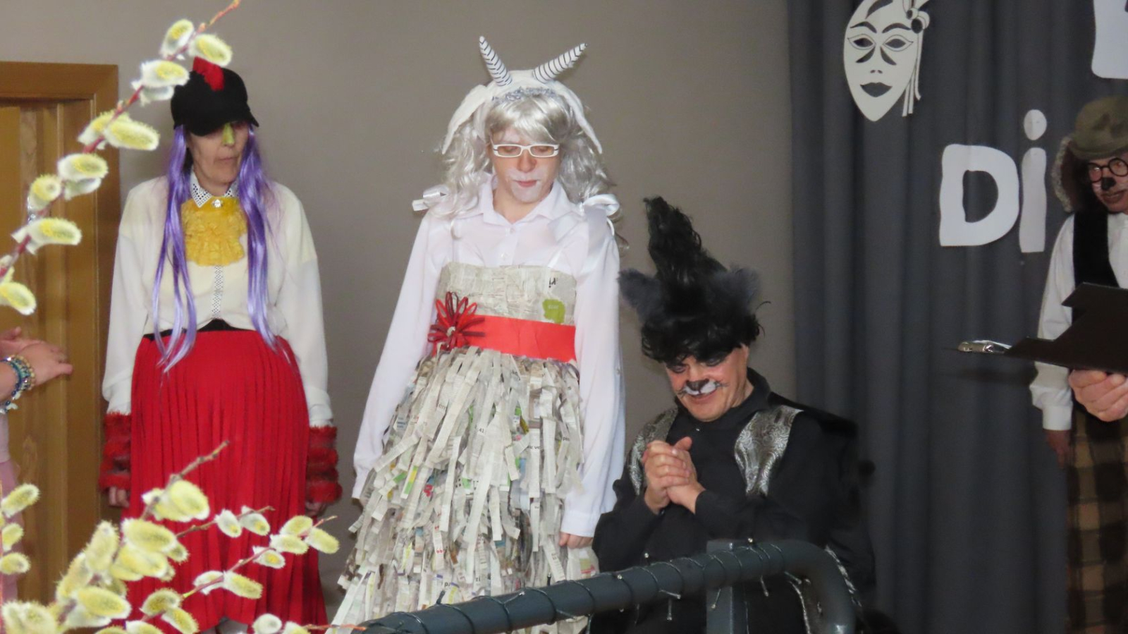 Pasākuma dalībnieki tērpušies gaiļa, kazas un kaķa kostīmos