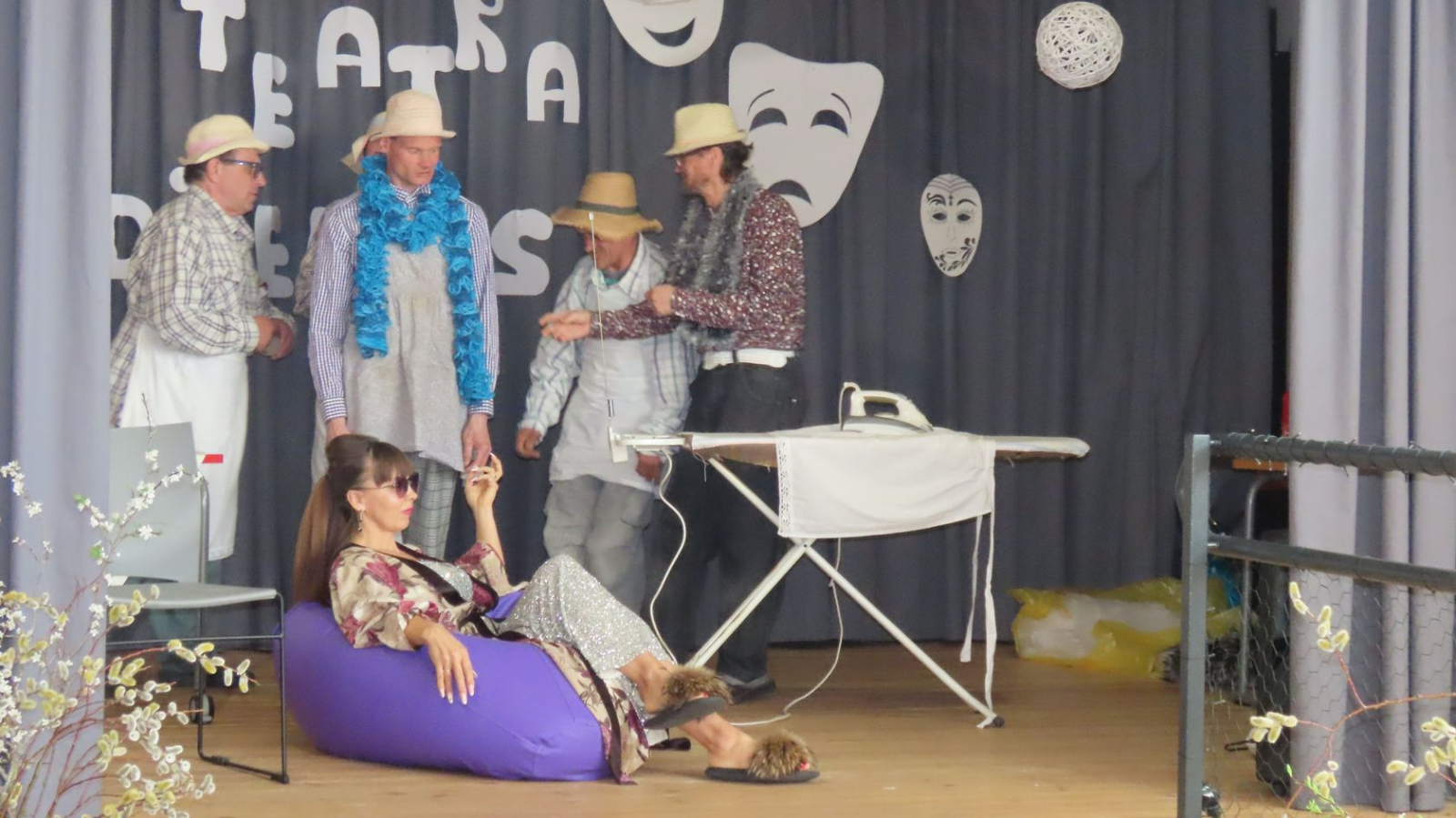 Pasākuma dalībnieki rāda teātra izrādi