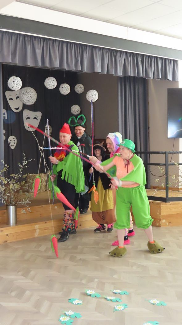 Pasākuma dalībnieki rāda teātra izrādi