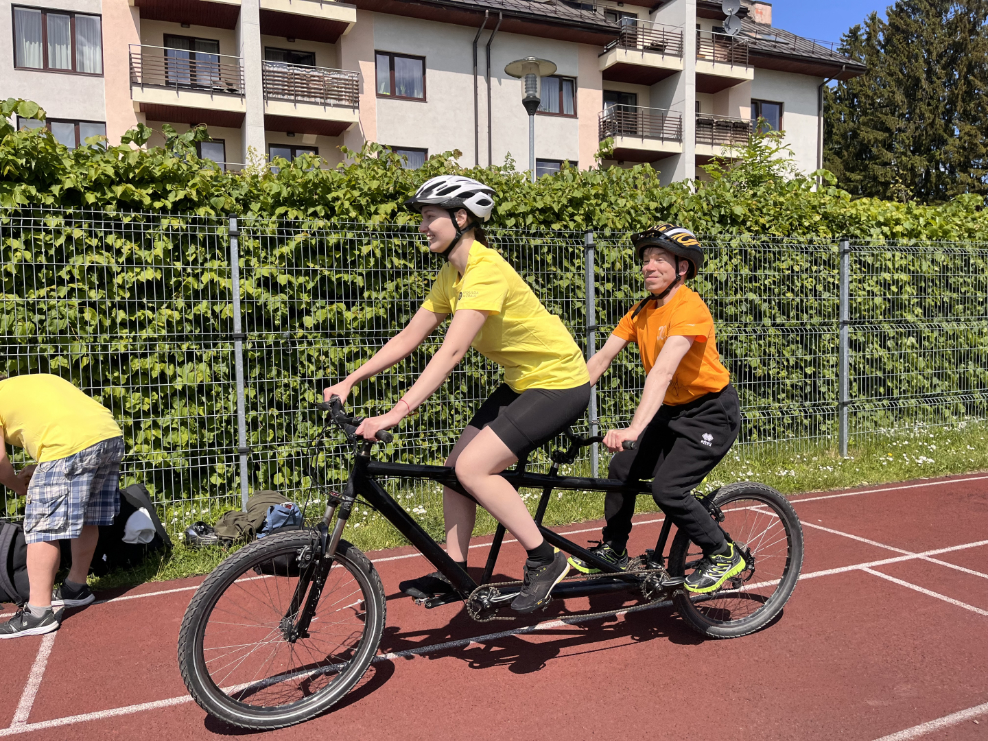 Parasporta dienas dalībnieks piedalās aktivitātē - braukšana ar tandēmriteni