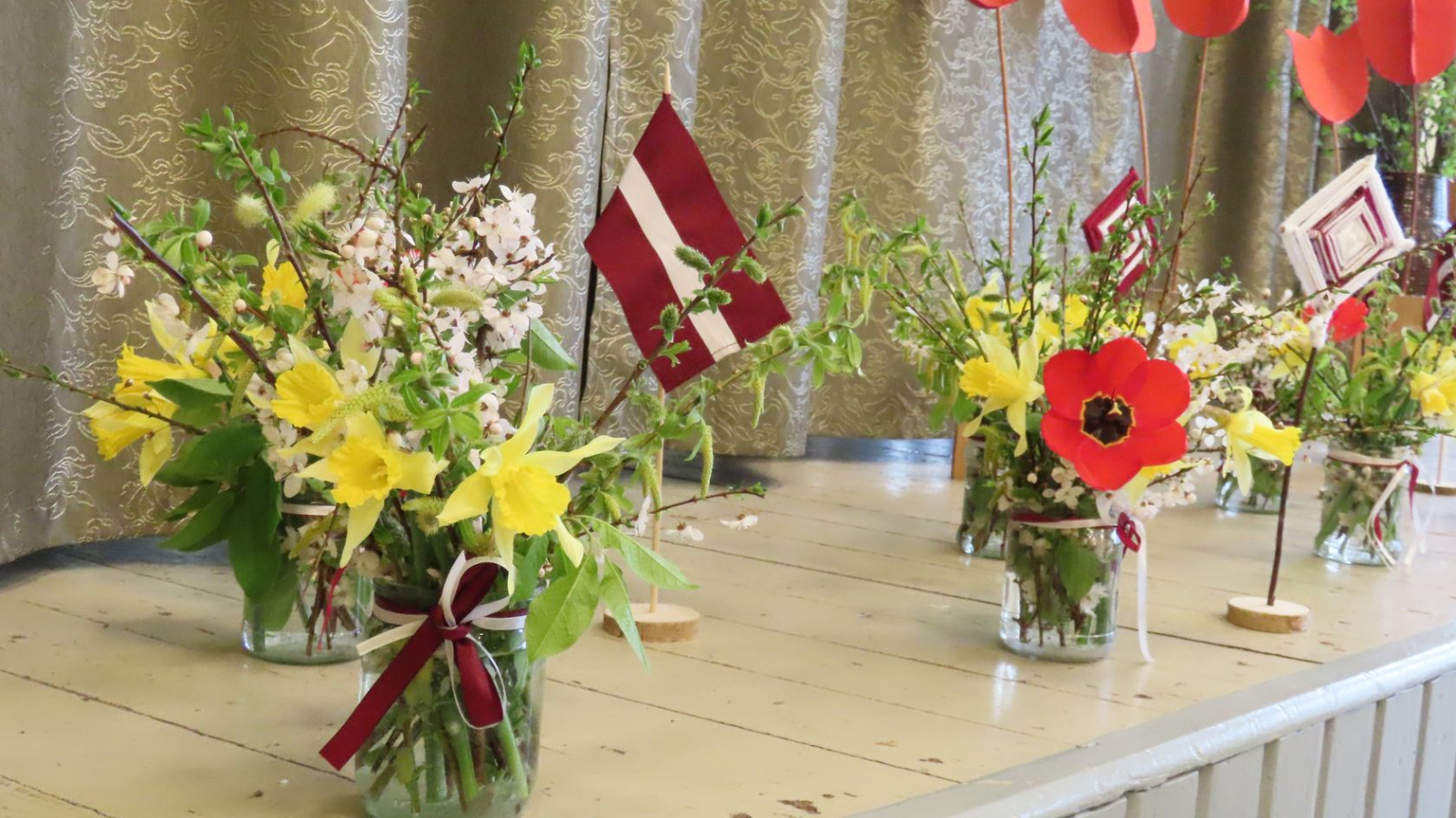 Ziedi un Latvijas karogs