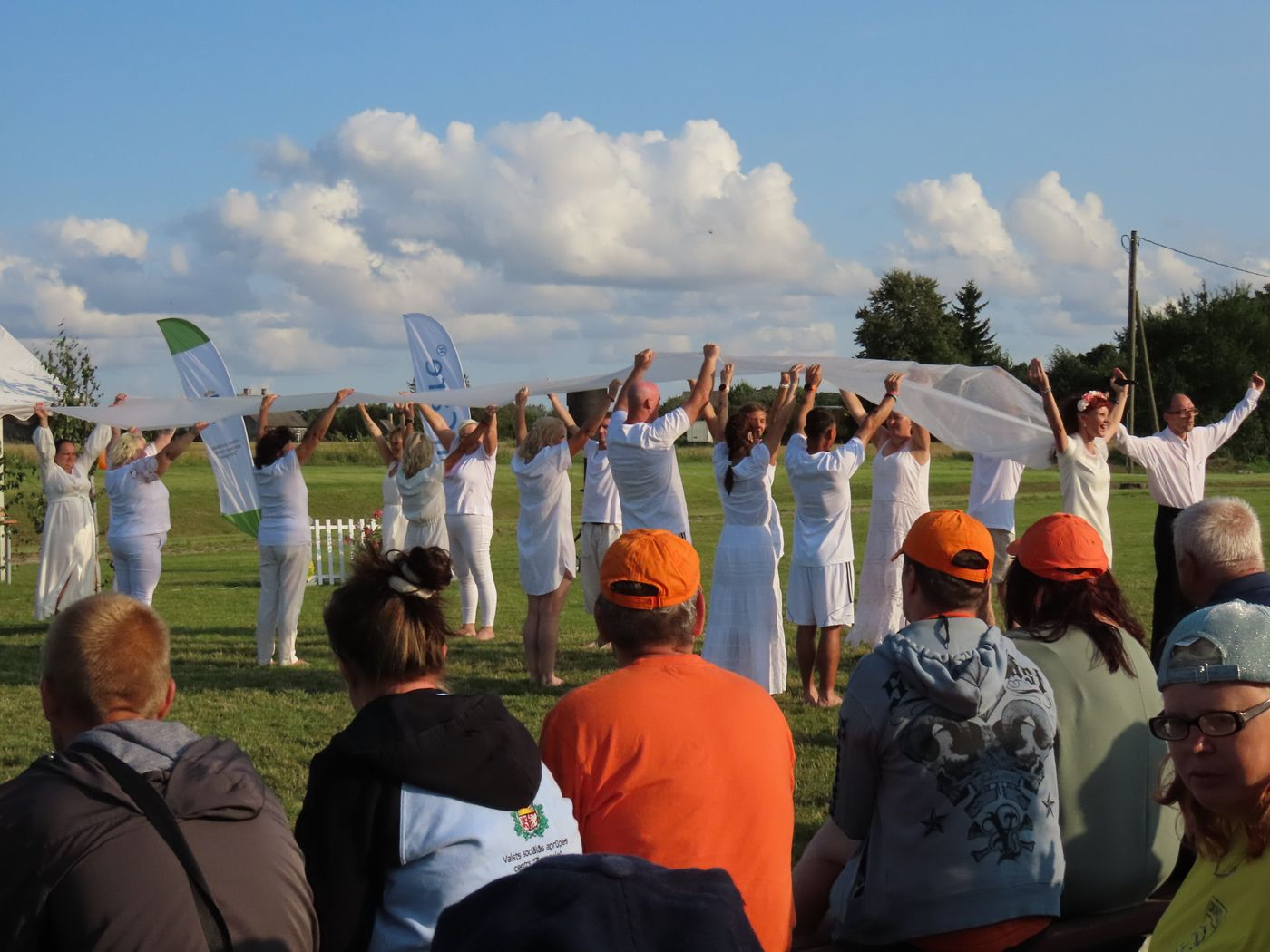 Pasākuma dalībnieku priekšnesums. Dejo baltās kleitās