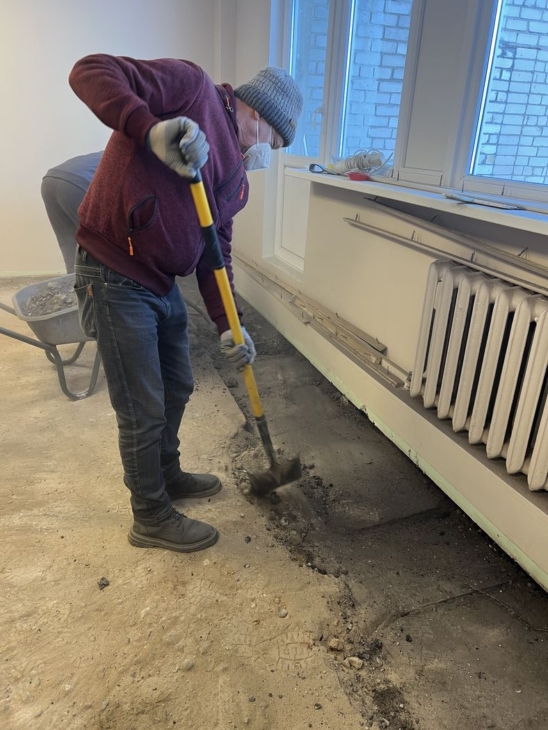 Grīda tiek sagatavota jaunās dēļ grīdas uzstādīšanai