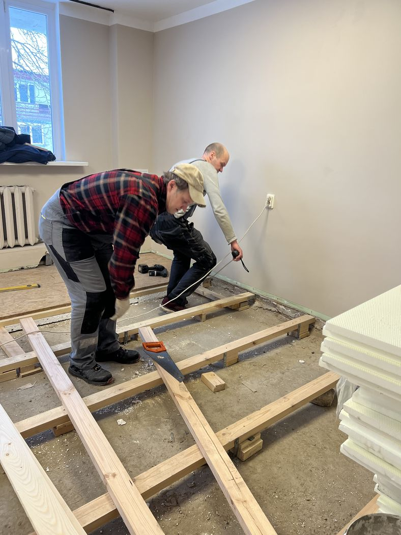 Tiek likti dēļi uz sagatavotās grīdas