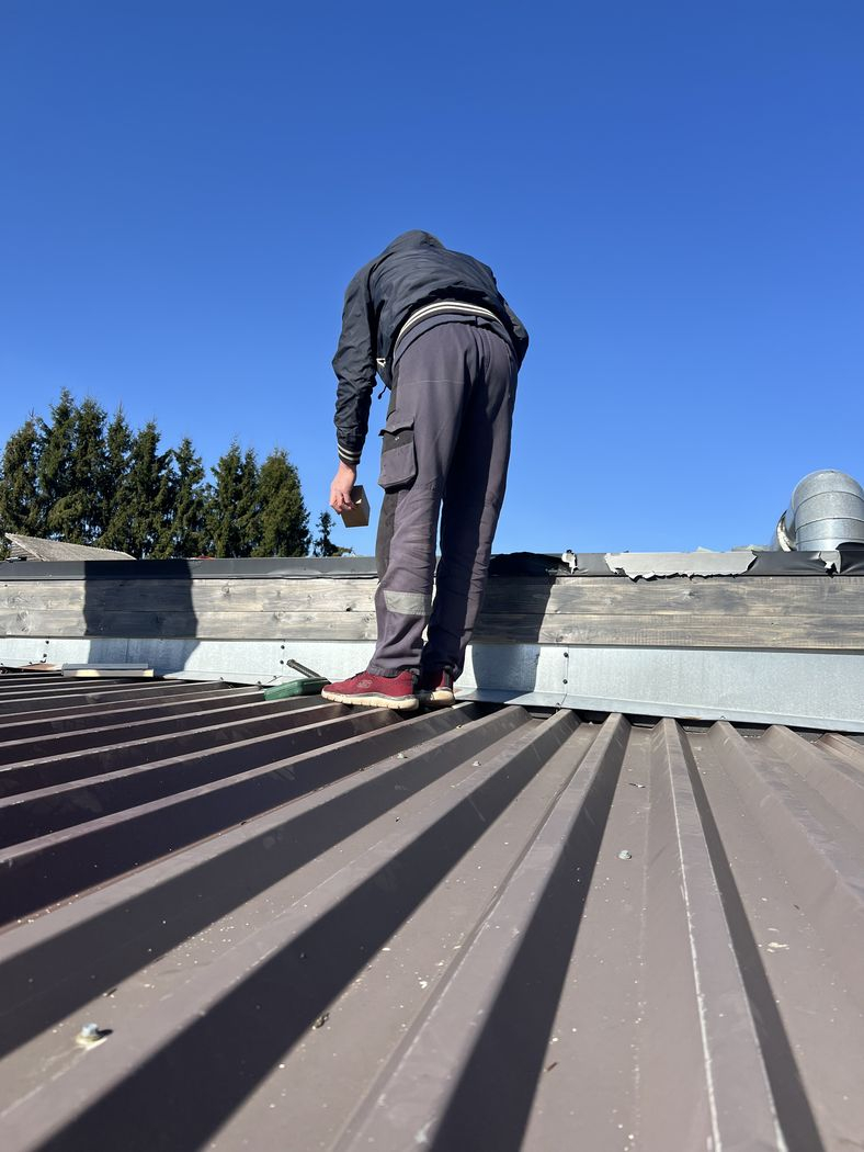 Jumta vēja kastes remontdarbu process