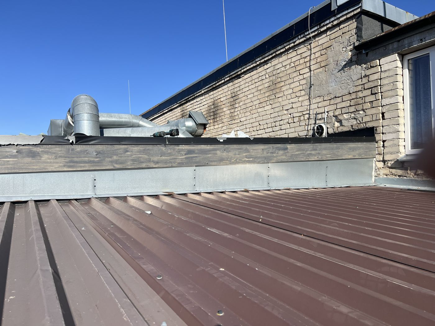 Jumta vēja kastes remontdarbu process