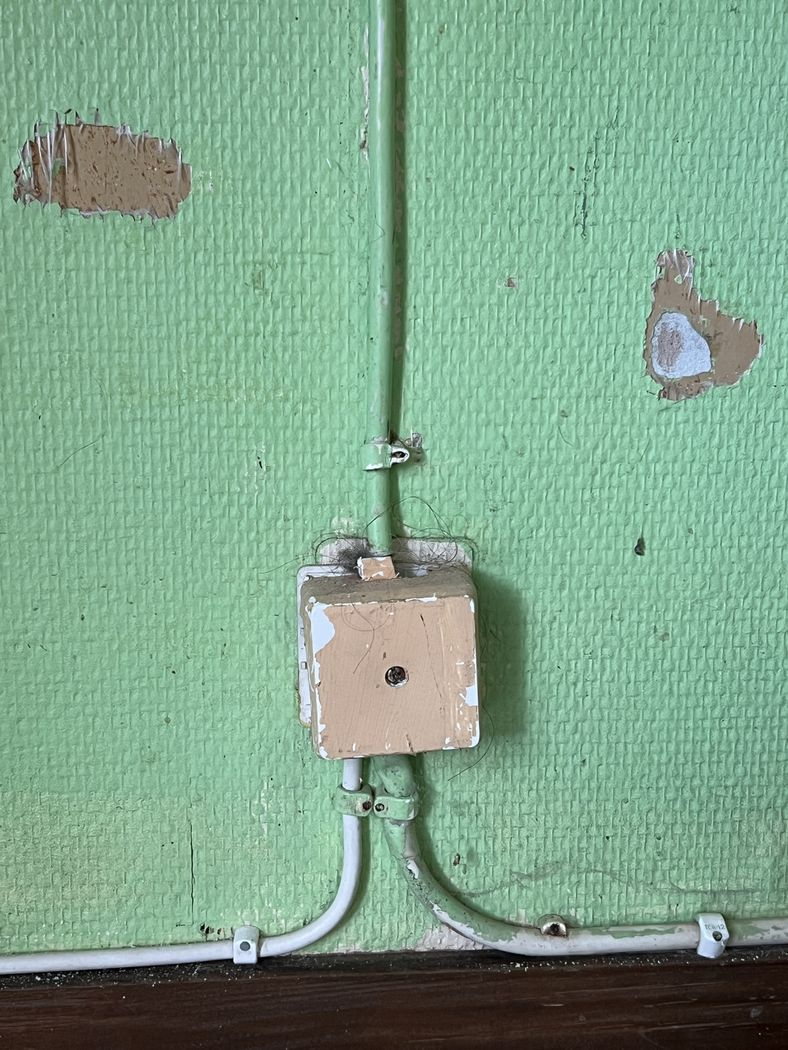 Veca, nolietojusies elektrības kārba