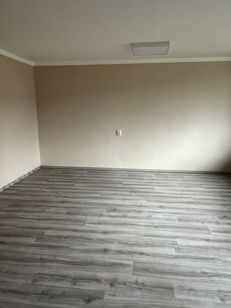 Istaba pēc remonta. Nokrāsotas sienas, atjaunoti griesti, nomainīts grīdas segums