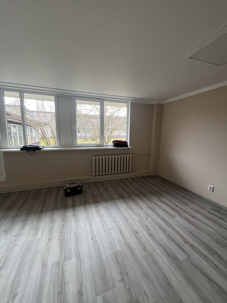  Istaba pēc remonta. Nokrāsotas sienas, atjaunoti griesti, nomainīts grīdas segums