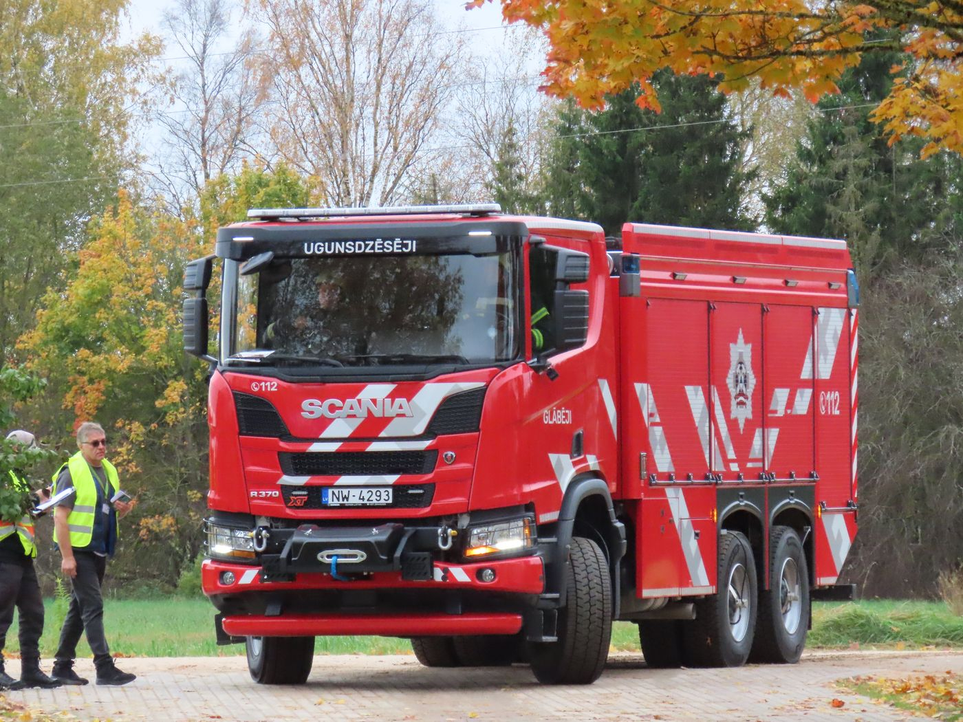 Attēlā ugunsdzēsības automašīna