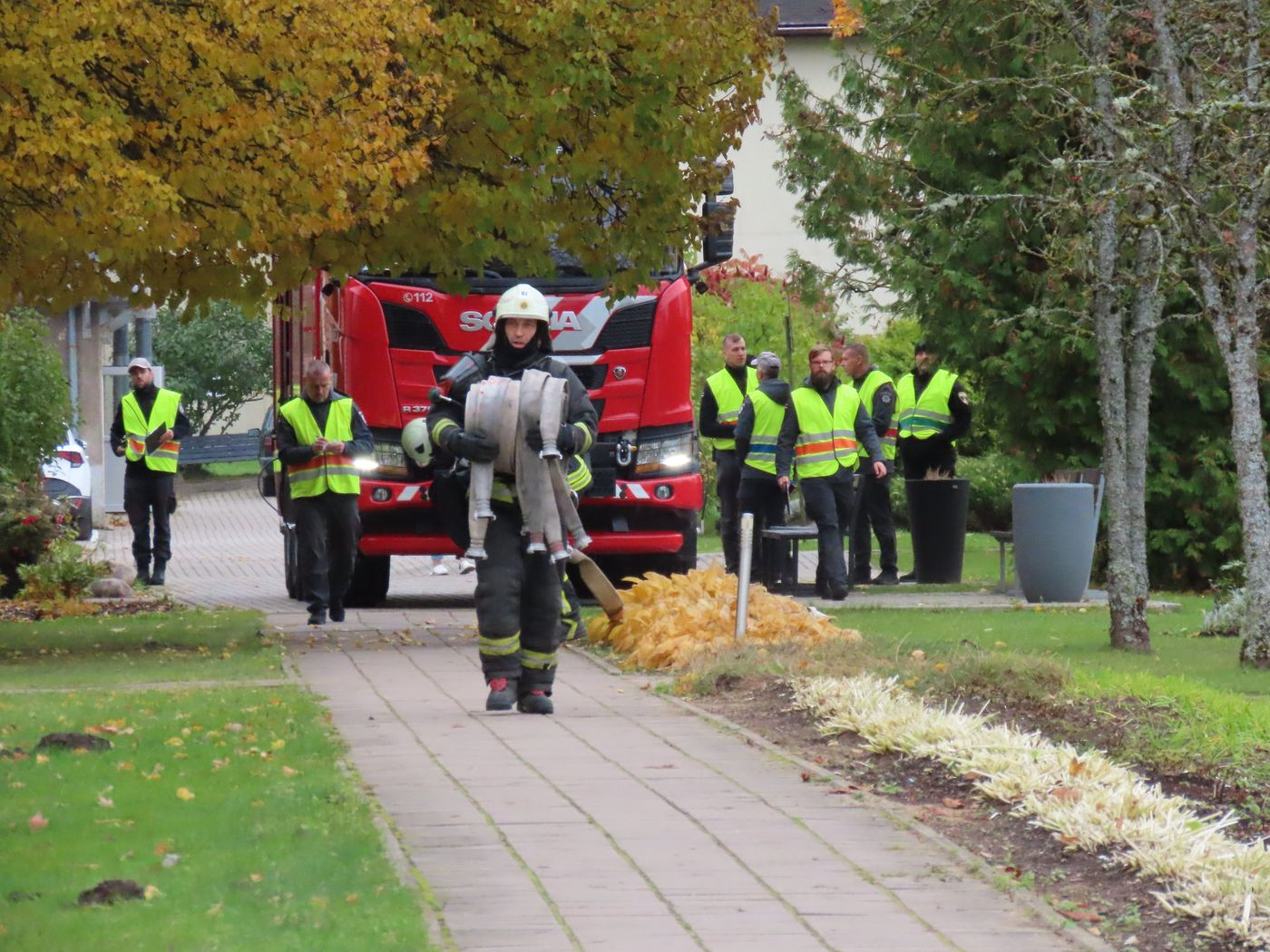 Attēlā ugunsdzēsēji