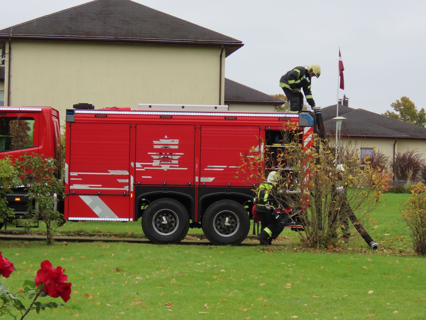 Ugunsdzēsēji strādā pie ugunsdzēsības automašīnas