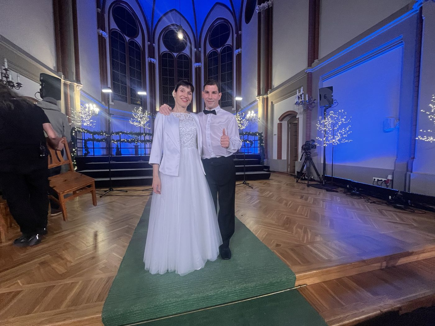 Pasākuma dalībnieki, dejotāji baltajos tērpos 