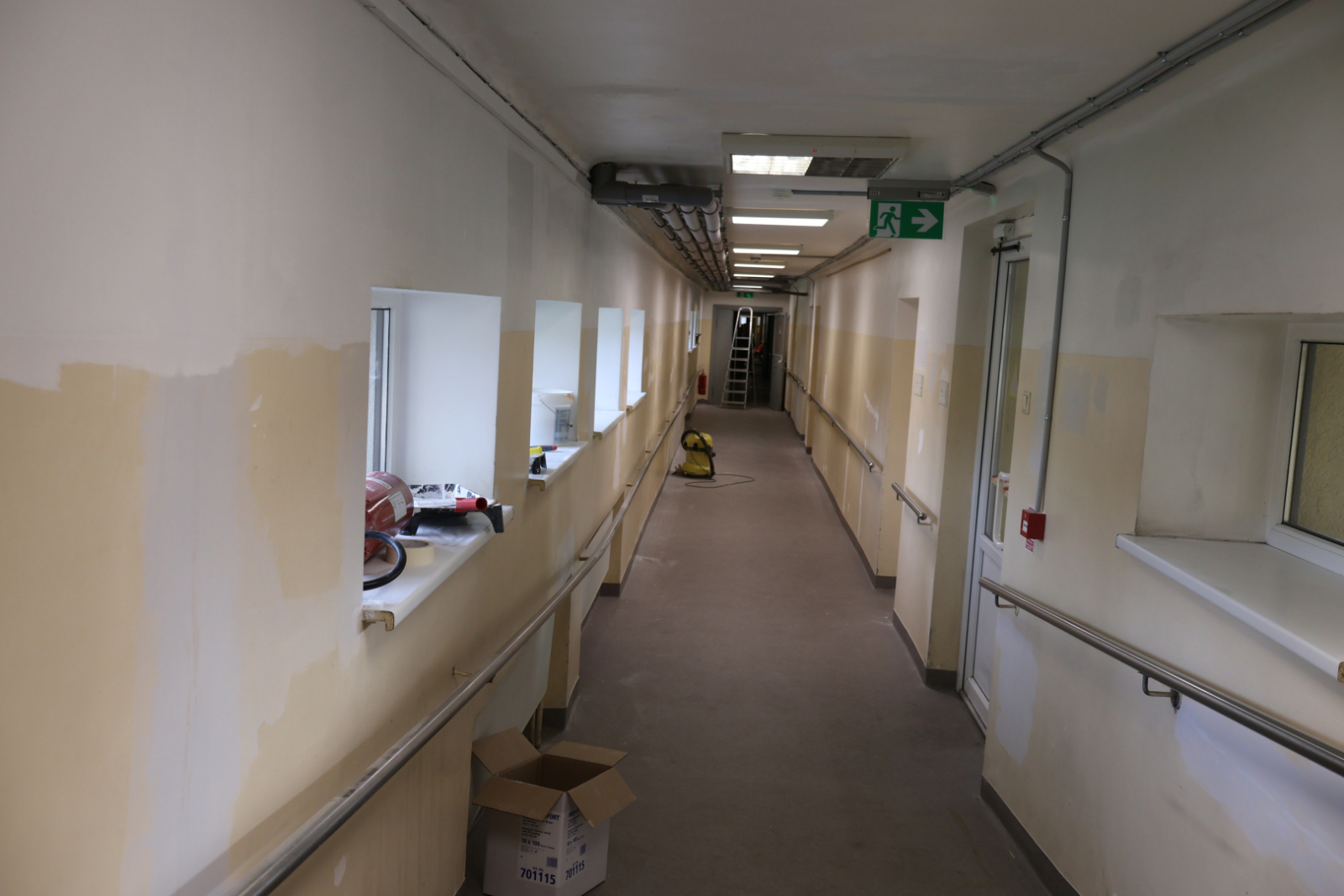 Gaitenis pirms remonta, dzeltenas sienas, nolietojies grīdas segums