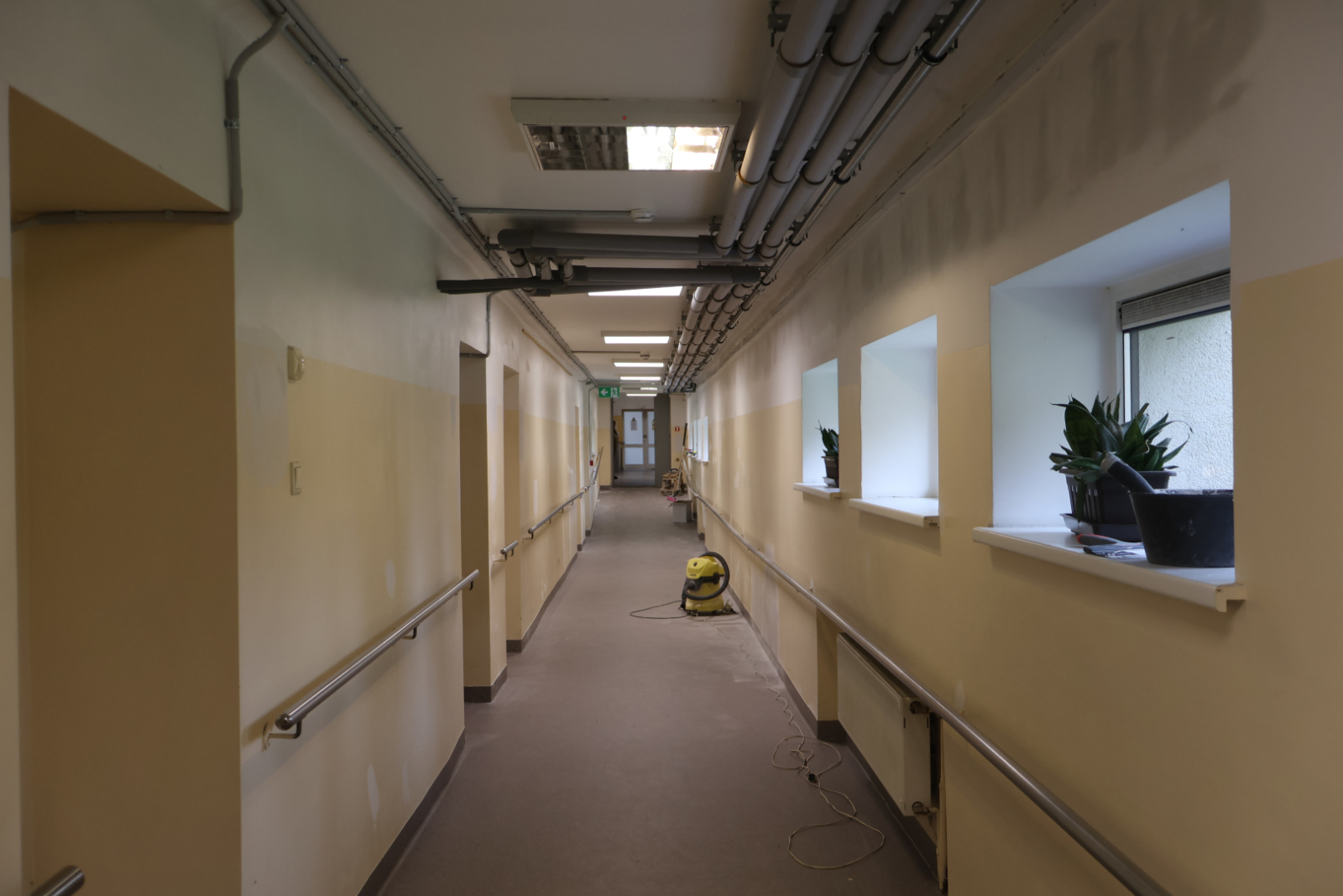 Gaitenis pirms remonta, dzeltenas sienas, nolietojies grīdas segums