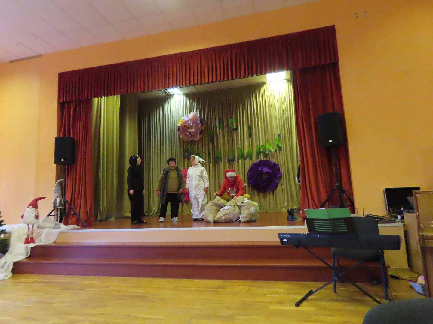 Dalībnieki uz skatuves rāda priekšnesumu