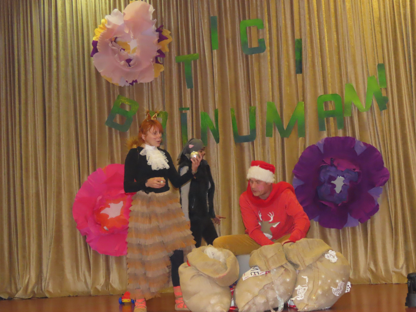 Dalībnieki uz skatuves rāda priekšnesumu