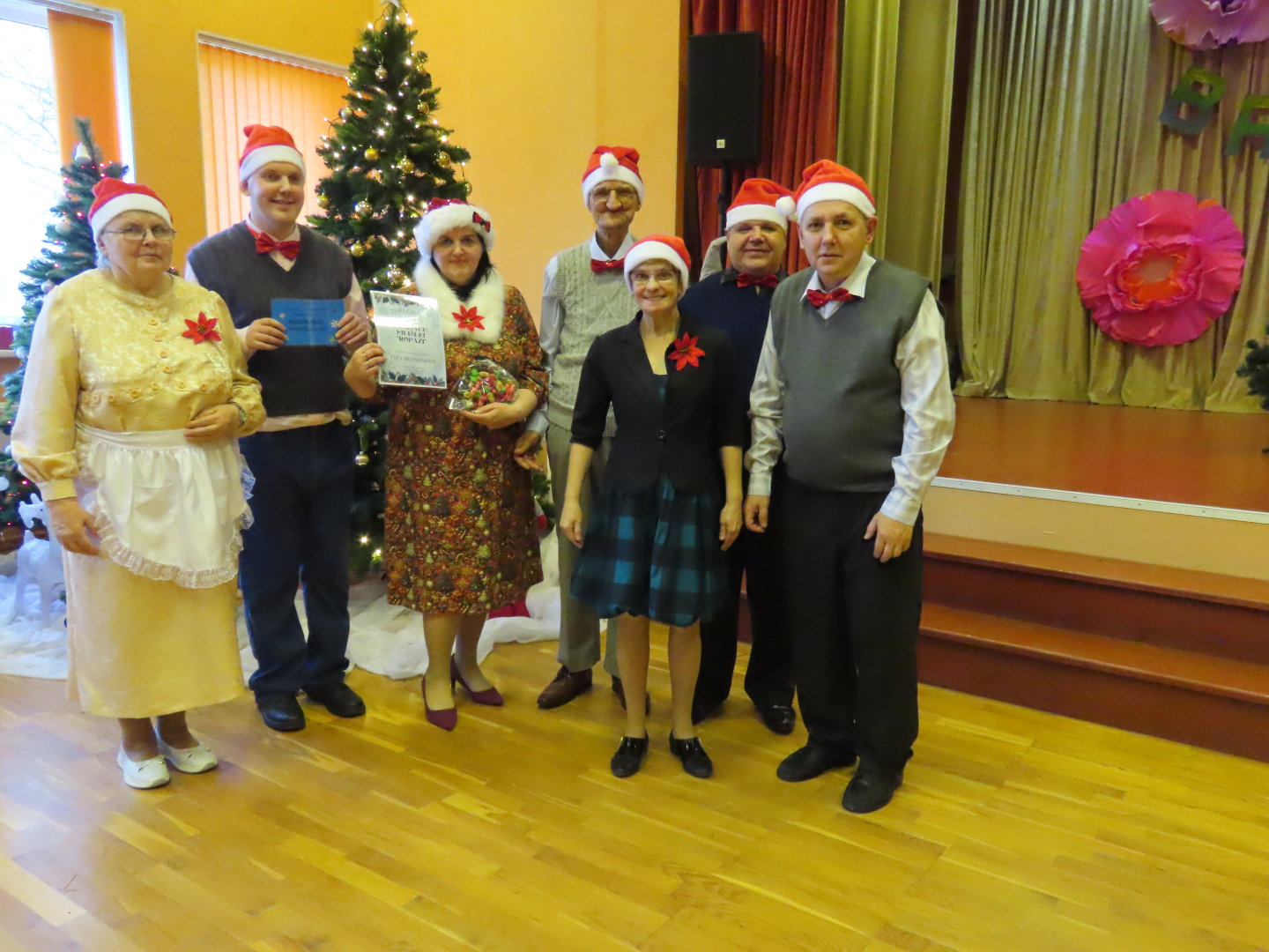 Dalībnieki saņem pateicību par dalību pasākumā. Kopbilde