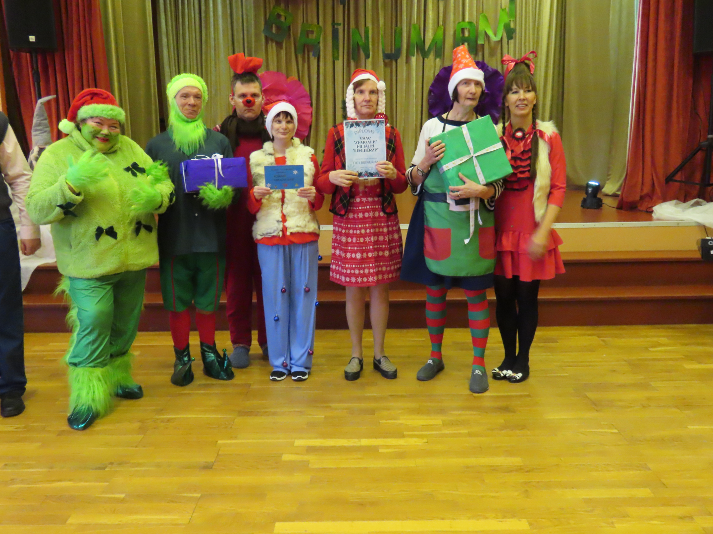 Dalībnieki saņem pateicību par dalību pasākumā. Kopbilde